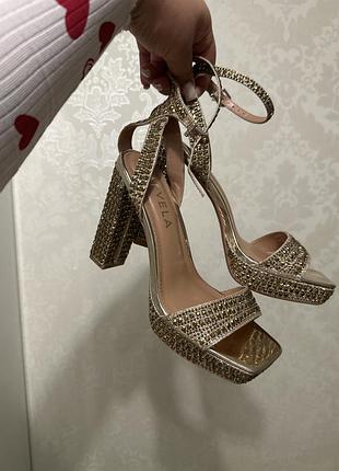 ✨ нові carvela, 41 розмір 💎 стильні золотисті босоніжки з розкішним декором. не носилися, стан ідеальний. виглядають дуже дорого! 🤍