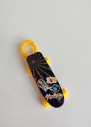 Коллекционная игрушка скейт брелок подвеска макдональдс хэппи милли hot wheels nitro junior games от mcdonald's happy meal 2023