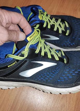 Спорт мужские беговые кроссовки brooks defyance 11 синего цвета с салатовыми шнурками и белой подошвой. 48.5