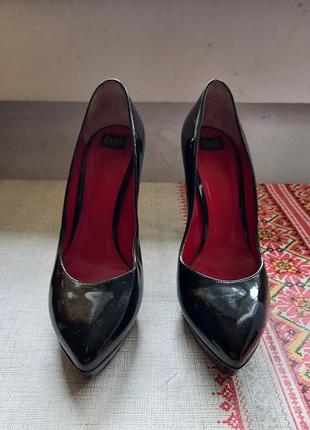 Лаковые черные туфли на каблуке d&amp;g 38.5