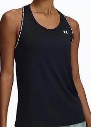 Черная спортивная майка under armour с контрастной вертикальной брендированной лентой по центру.