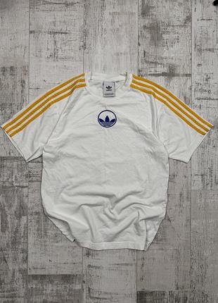 Футболка adidas біла з жовтими лампасами, розмір s