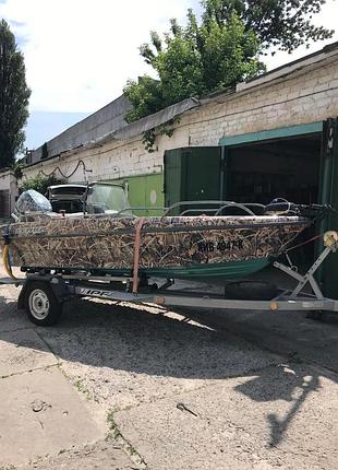Човен terhi4110 з двигуном yamaha f40 на з причепом на роліках.