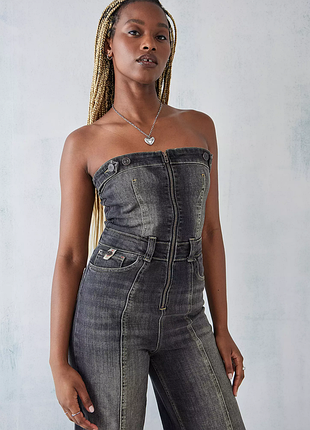 Новый джинсовый комбинезон bdg sofia bandeau tinted denim jumpsuit - xs