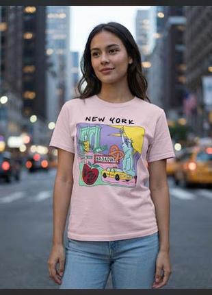 Розовая хлопковая футболка с ярким принтом с надписью «new york» и изображениями достопримечательностей города.