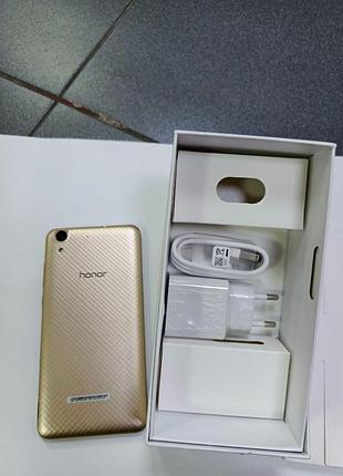 Honor 5a gold – бюджетный и практичный смартфон с текстурированной задней панелью и базовым набором функций для ежедневного использования.