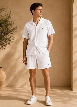 Костюм чоловічий літній двійка натуральний lacoste білий трендовий якісний комплект шорти та сорочка з льону жатка лакоста