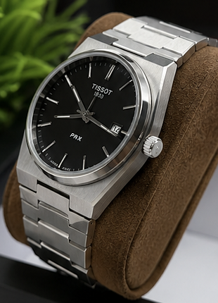 Tissot prx quartz 40 мм — стильний наручний годинник із чорним циферблатом, сапфіровим склом і браслетом із нержавіючої сталі.