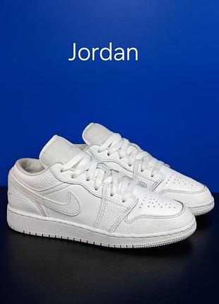Шкіряні жіночі кросівки nike air jordan 1 low white оригінал