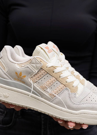 Женские кроссовки кожаные adidas forum 84 low off-white стильные кроссы для девушки адидас форум бежевые модные повседневные кеды