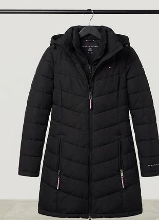 Черный зимний пуховик бренда tommy hilfiger