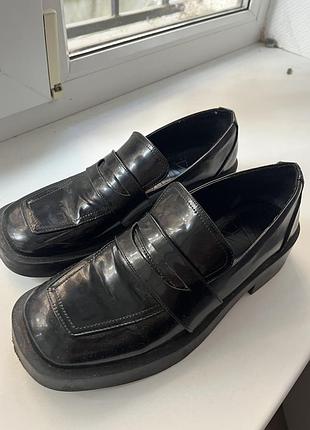 Чорні лакові лофери zara з квадратним мисом