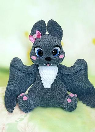 Мягкая игрушка летучая мышь из качественной плюшевой пряжи связана крючком