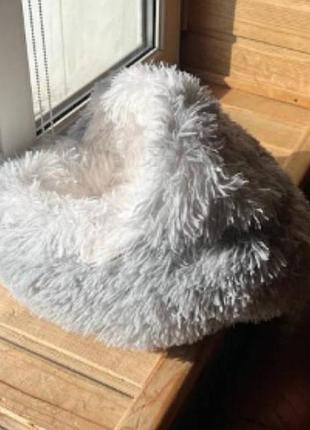 Лежанка с капюшоном для кошек и собак мелких пород ⌀44см pet sleeping bag and 5662 серая с белым