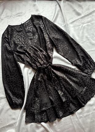 Чорна сатинова сукня quiz лео