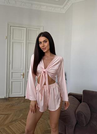 Жіноча шовкова піжама, укорочений кроп-топ із довгим рукавом, на зав'язку та шорти з високою посадкою julia ulich персикова l