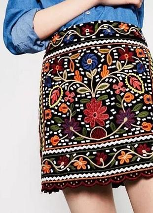 Вишита коротка спідниця в візерунках