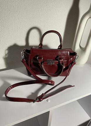 Маленька бордова сумочка stradivarius через плече