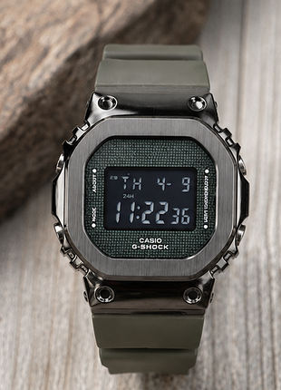 Casio dw-5600 — чоловічий цифровий годинник у камуфляжному стилі