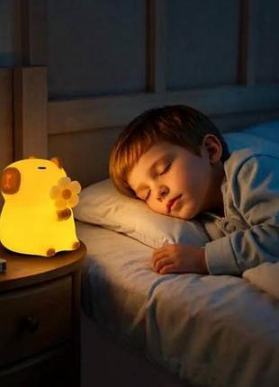 Ночник аккумуляторный силиконовый капибара с цветком 8.5*8.5*11 см led 1200mah свет тёплый белый