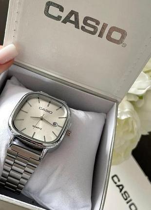 Casio vintage quartz — серебристые аналоговые часы, металлический браслет, классический ретро-дизайн