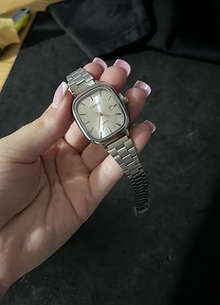 Жіночий годинник casio — класичний аналоговий, сріблястий прямокутний корпус, індикація дати