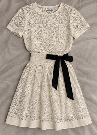Оригінальний костюм red valentino: мереживні топ і спідниця молочного кольору з чорним поясом-бантом. елегантний та жіночний.