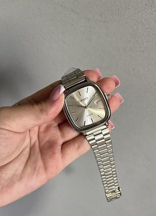 Мужские часы casio vintage quartz — классический аналоговый, серебристый корпус, металлический браслет, кварцевый механизм