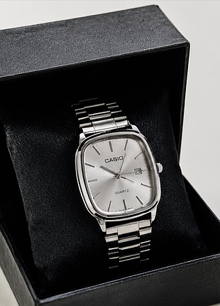 Casio vintage quartz — классические аналоговые часы в серебристом цвете