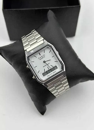 Casio aq-230 - наручные часы в серебристом цвете с белым циферблатом и стильным ретро-дизайном.