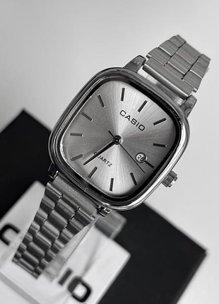 Жіночий годинник casio — сріблястий, прямокутний, аналоговий, з індикацією дати