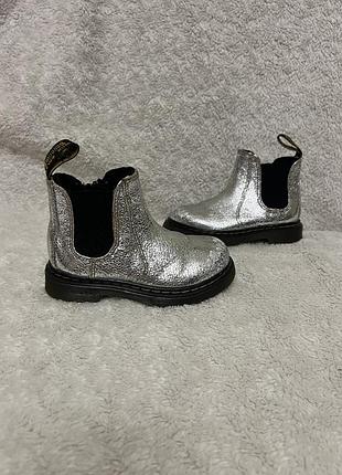 Неймовірні челсі від dr.martens