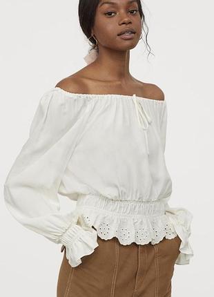 Бело-молочная блуза в крестьянском стиле с открытыми плечами h&amp;m размер xs вискоза 100%