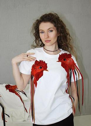 Женская футболка с художественной вышивкой петухи nora kvittin mknk40325-1