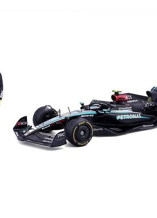 Автомодель с фигуркой – mercedes‐amg petronas f1 w15 (2024) (1:24)