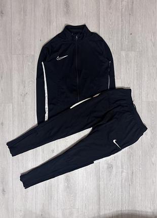 Продається класний спортивний комплект nike оригінал р.134-140