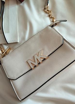 Молочна шкіряна сумка кросбоді з металевим логотипом michael kors