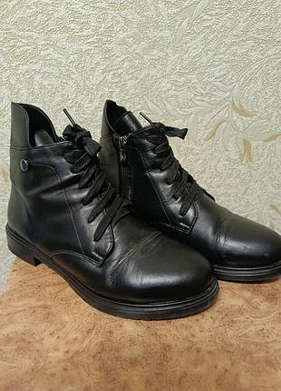 Продам женские ботинки демисезонные.