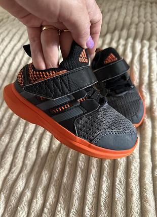 Оригінальні кросівки adidas оригінал