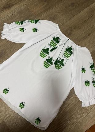 Вишиванка з орнаментом винограду