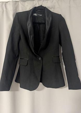 Чорний піджак zara розмір xs-s.