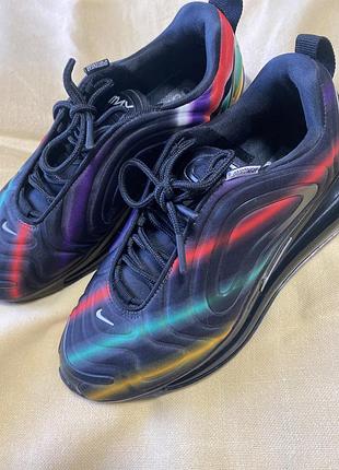 Кросівки nike air max 720 у дуже ефектному забарвленні «black neon streaks» (також відомому як color streaks або multicolor).
