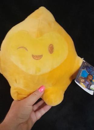 Игрушка звезда звездочка (star), которая является одним из главных персонажей анимационного фильма disney «желание» (wish).