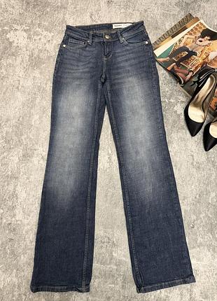 Джинси bootcut  на низкой посадке bershka