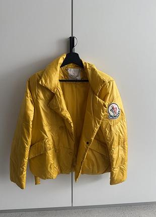 Жовта пухова куртка moncler