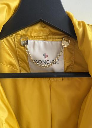 Жовта пухова куртка moncler 2