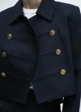 Двобортний темно-синій жакет від бренду zara, виконаний у класичному мілітарі (або морському) стилі в розмірі s