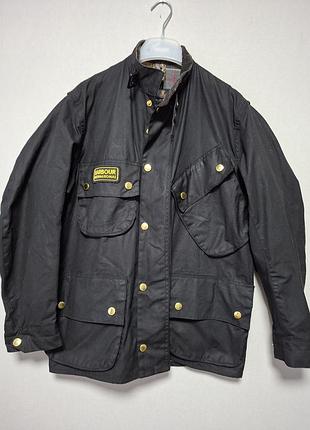 Классическая мужская вощеная куртка barbour international original которая является культовым элементом британского стиля мотоциклетной одежды