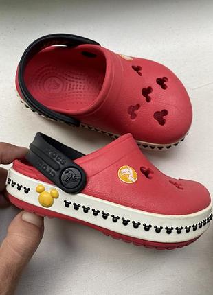 Дитячі сабо crocs kids' crocband mickey iii clog — оригінальне літнє взуття з лімітованої серії disney.