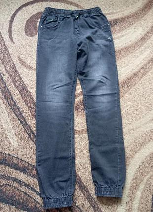 Продам джинси на резинці👖
чорні.
ціна 200грн
розмір 158
всі питання у лс.
